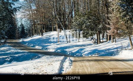 Montebello, Canada - 2 gennaio 2021: Splendida vista sul campo innevato di Omega Park Foto Stock