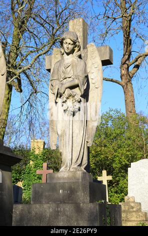 I memoriali di Highgate Cemetery East al sole invernale, a nord di Londra, Regno Unito Foto Stock