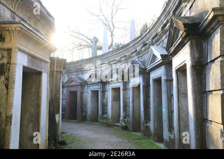 Le volte del Circolo del Libano, in suggestivo Highgate Cemetery, nel nord di Londra, Regno Unito Foto Stock