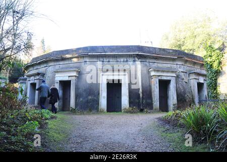 Le volte del Circolo del Libano, in suggestivo Highgate Cemetery, nel nord di Londra, Regno Unito Foto Stock