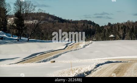 Montebello, Canada - 2 gennaio 2021: Splendida vista sul campo innevato di Omega Park Foto Stock