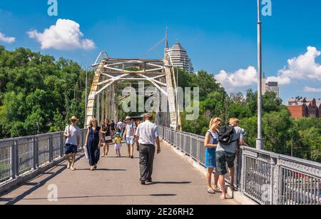 Dnipro, Ucraina 07.18.2020. Ponte pedonale per l'isola del monastero attraverso il fiume Dnieper a Dnipro, Ucraina, in una soleggiata giornata estiva Foto Stock