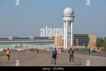 Tempelhofer Feld, Radarturm, Zentralgebäude, Tempelhof, Tempelhof-Schöneberg, Berlino, Germania Foto Stock