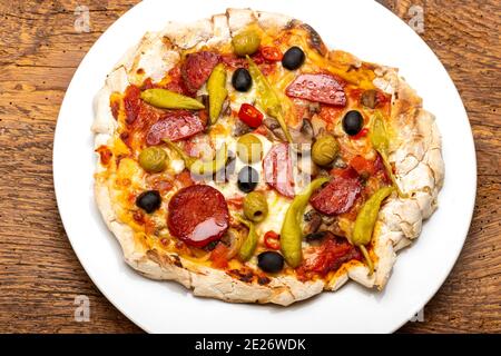 panoramica di una pizza su legno Foto Stock