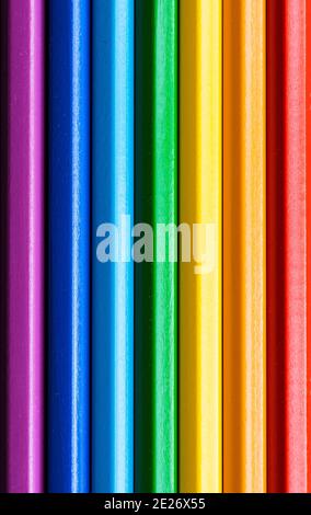 matite colorate insieme in posizione verticale, immagine orizzontale Foto Stock