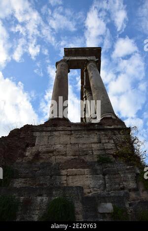 Tempio di Saturno - Foro Romano a Roma, Italia Foto Stock