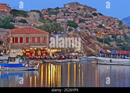 Il pittoresco porto di pesca di molivos town, nel mare Egeo, Lesbo (o lesbo) Island, Grecia. Foto Stock