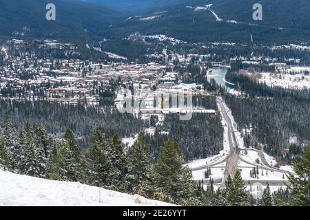 Vista panoramica sulla città di Banff nella stagione invernale innevata. Vista dal Mount Norquay Banff View Point. Banff National Park, Canadian Rockies, Canada. Foto Stock