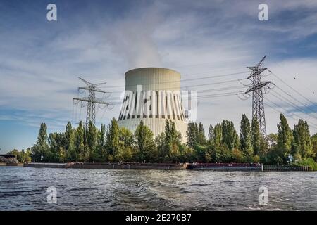 Kühlturm, Spree, Kraftwerk Reuter West, Siemensstadt, Spandau, Berlino, Germania Foto Stock