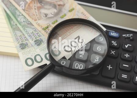 Denaro polacco, calcolatrice e lente di ingrandimento. Concetto di bilancio e di finanziamento Foto Stock