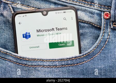 Wroclaw, Polonia - 30 NOVEMBRE 2020: Piattaforma sociale Microsoft Teams, lavoro remoto o apprendimento da casa. Applicazione Microsoft Teams su Google Play stor Foto Stock