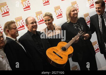 Il principe Alberto II di Monaco e il suo fidanzato Charlene Wittstock si incontrano con Timothy Bruce Schmit, Don Henley, Joe Walsh e Glenn Frey degli Eagles dopo un concerto della rock band americana allo Stade Louis II per celebrare il loro matrimonio, a Monaco il 30 giugno 2011. Foto di Frederic Nebinger/ABACAPRESS.COM Foto Stock