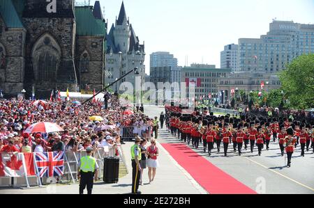 Parata militare prima del Principe Guglielmo, Duca di Cambridge e Caterina, Duchessa di Cambridge arrivo al Parlamento di Ottawa, 1 luglio 2011, parte di una visita di nove giorni in Canada. Foto di Olivier Douliery/ABACAPRESS.COM Foto Stock