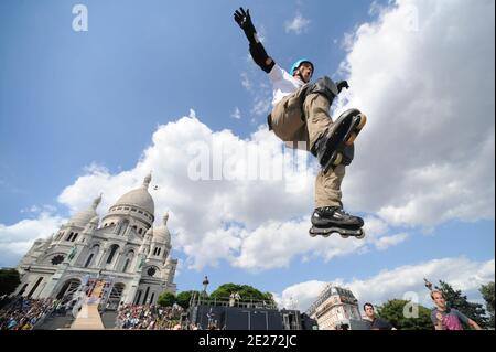 Il campione del mondo a rulli Taig Khris durante una sessione di allenamento al Sacre Coeur di Parigi, Francia, il 1° luglio 2011. Taig Khris cercherà di rompere il record mondiale di salto di lunga durata dalla cima della Butte Montmartre di Parigi. Sabato 2 luglio 2011, lo sportivo scenderà dal Sacre Coeur di Montmartre per provare a battere il record mondiale del salto a lungo in Roller. Foto di ABACAPRESS.COM Foto Stock