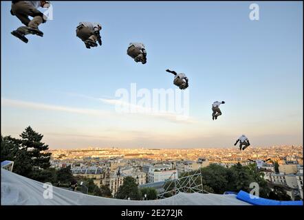 Il campione del mondo a rulli Taig Khris durante una sessione di allenamento al Sacre Coeur di Parigi, Francia, il 1° luglio 2011. Taig Khris cercherà di rompere il record mondiale di salto di lunga durata dalla cima della Butte Montmartre di Parigi. Sabato 2 luglio 2011, lo sportivo scenderà dal Sacre Coeur di Montmartre per provare a battere il record mondiale del salto a lungo in Roller. Foto di ABACAPRESS.COM Foto Stock