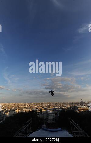 Il campione del mondo a rulli Taig Khris durante una sessione di allenamento al Sacre Coeur di Parigi, Francia, il 1° luglio 2011. Taig Khris cercherà di rompere il record mondiale di salto di lunga durata dalla cima della Butte Montmartre di Parigi. Sabato 2 luglio 2011, lo sportivo scenderà dal Sacre Coeur di Montmartre per provare a battere il record mondiale del salto a lungo in Roller. Foto di ABACAPRESS.COM Foto Stock