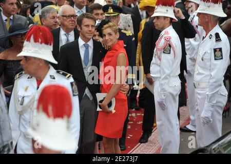 Il principe Emanuele Filiberto di Savoia e la moglie Clotilde Courau partono dopo la cerimonia religiosa di nozze del principe Abert II di Monaco a Charlene Wittstock, tenutasi nel cortile principale del Palazzo del Principe a Monaco il 2 luglio 2011. Alle celebrazioni partecipano una lista di ospiti di famiglie reali, celebrità globali e capi di stato. Foto di ABACAPRESS.COM Foto Stock