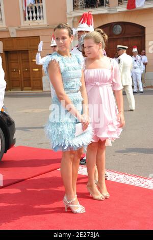 La principessa Stephanie delle figlie di Monaco Pauline e Camille arrivò per la cerimonia religiosa di nozze del Principe Abert II di Monaco a Charlene Wittstock, tenutasi nel cortile principale del Palazzo del Principe a Monaco il 2 luglio 2011. Alle celebrazioni partecipano una lista di ospiti di famiglie reali, celebrità globali e capi di stato. Foto di ABACAPRESS.COM Foto Stock