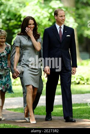 Duca e Duchessa di Cambridge Royal Tour in Canada - giorno 3 - cerimonia di piantagione di alberi a Rideau Hall - questo albero sarà accanto a quello piantato dal Principe e la Principessa di Galles nel 1983. Ottawa, Ontario, Canada, 2 luglio 2011. Foto di Douliery-Hahn/ABACAPRESS.COM Foto Stock