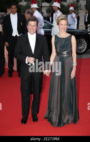 L'Ambasciatore DEGLI STATI UNITI in Francia Charles Riakin e la moglie arrivano per la cena ufficiale dopo il matrimonio religioso del Principe Abert II di Monaco a Charlene Wittstock al Teatro dell'Opera di Monte-Carlo a Monaco il 2 luglio 2011. Alle celebrazioni partecipano una lista di ospiti di famiglie reali, celebrità globali e capi di stato. Foto di ABACAPRESS.COM Foto Stock