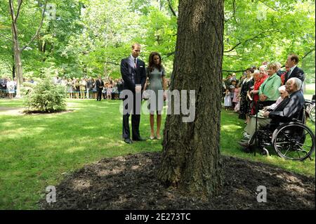 Duca e Duchessa di Cambridge Royal Tour in Canada - giorno 3 - cerimonia di piantagione di alberi a Rideau Hall - questo albero sarà accanto a quello piantato dal Principe e la Principessa di Galles nel 1983. Ottawa, Ontario, Canada, 2 luglio 2011. Foto di Douliery-Hahn/ABACAPRESS.COM Foto Stock