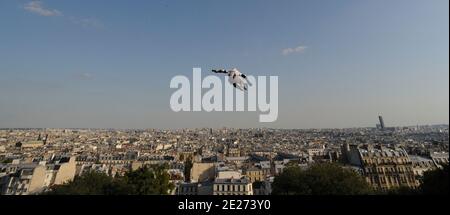 Il campione del mondo a rulli Taig Khris rompe il record mondiale del salto di lunga durata dalla cima della Butte Montmartre di Parigi a Parigi, in Francia Sabato 2 Luglio 2011, lo sportivo si scaglia dal Sacro cuore di Montmartre e distrugge il record mondiale del salto di lunga durata in Roller (29m). Foto di ABACAPRESS.COM Foto Stock