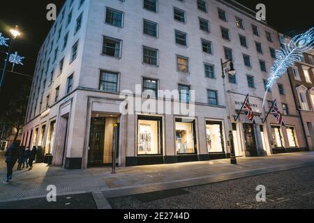 Londra | UK - 2020.11.07: Burberry store con le luci accese in serata chiuso durante il covid 19 blocco Foto Stock