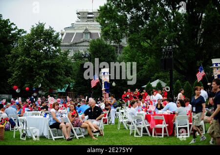 I membri dei servizi armati e il personale della Casa Bianca e le famiglie partecipano a un barbecue del giorno dell'Indipendenza ospitato dalla prima Famiglia alla Casa Bianca a Washington, DC, USA il 4 luglio 2011. Foto di Kevin Dietsch/piscina/ABACAPRESS.COM Foto Stock