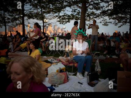 Una signora si siede sul lungomare in New Jersey, Stati Uniti d'America in attesa del 4 luglio annuale Macy's Fireworks il 4 luglio 2011. Foto di Andrew Kelly/ABACAPRESS.COM Foto Stock