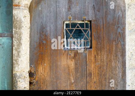 Primo piano di un dettaglio di una vecchia porta Foto Stock