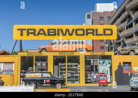 Trabi Mondo, Zimmerstrasse, nel quartiere Mitte di Berlino, Deutschland Foto Stock