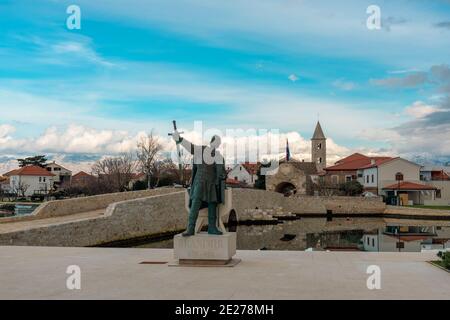 Ingresso alla storica città di Nin con la statua del duca croato Branimir. Foto Stock