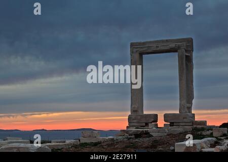 Il Portara (tempio di Apollo) sull'isola di Naxos, le isole delle Cicladi, la Grecia, l'Europa Foto Stock