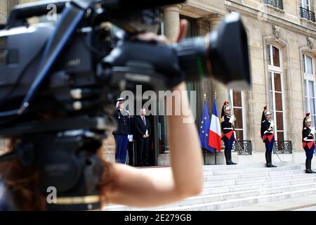 Il ministro francese dello sviluppo internazionale Henri de Raincourt è raffigurato come presidente del Niger, Mahamadou Issoufou lascia il Palazzo Elysee dopo un incontro con il presidente francese Nicolas Sarkozy a Parigi, in Francia, il 06 luglio 2011. Foto di Stephane Lemouton/ABACAPRESS.COM Foto Stock