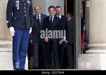 Il presidente francese Nicolas Sarkozy, il ministro francese degli Affari esteri ed europei Alain Juppe e il ministro francese dello sviluppo internazionale Henri de Raincourt lasciano il presidente del Niger Mahamadou Issoufou dopo un incontro al Palazzo Elysee a Parigi, in Francia, il 06 luglio 2011. Foto di Stephane Lemouton/ABACAPRESS.COM Foto Stock