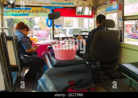 Bangkok, Thailandia - Febbraio, 2015: Interno dell'autobus pubblico. Autista dell'autobus che guida durante l'ora di punta nella città di Bangkok. Foto Stock