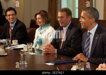 Il presidente degli Stati Uniti Barack Obama, a destra, incontra i leader del Congresso tra cui il presidente della Camera John Boehner, un repubblicano dell'Ohio, secondo di destra, il leader della minoranza della Camera Nancy Pelosi, un democratico della California, E il leader della maggioranza della Camera Eric Cantor, un repubblicano della Virginia, nella stanza del Gabinetto della Casa Bianca a Washington, D.C., USA il 7 luglio 2011. L’amministrazione Obama e i leader del Congresso stanno cercando un accordo per ridurre il deficit nei prossimi 10 - 12 anni per spianare la strada a un voto per aumentare il limite di 0,3 miliardi di debito, e la questione fiscale incombe come ostacolo principale Foto Stock