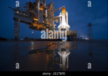 Questa immagine della navetta spaziale Atlantis è stata presa poco dopo che la struttura di servizio rotante è stata rollback a Launch Pad 39A, giovedì 7 luglio 2011. Atlantis è in arrivo oggi, venerdì 8 luglio, sul volo finale del programma Space Shuttle. Foto di NASA via ABACAPRESS.COM Foto Stock