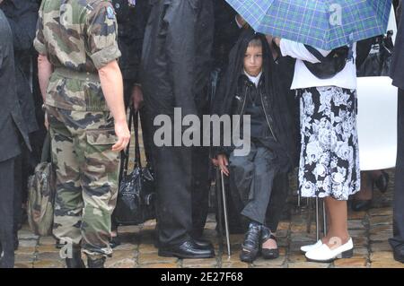 Si prega di nascondere i volti dei bambini prima della pubblicazione membri delle famiglie di soldati raffigurati durante una cerimonia nazionale agli Invalides a Parigi, in Francia, il 19 luglio 2011, come la Francia rende omaggio ai sette soldati uccisi la scorsa settimana in Afghanistan. Foto di Thierry Orban/ABACAPRESS.COM Foto Stock