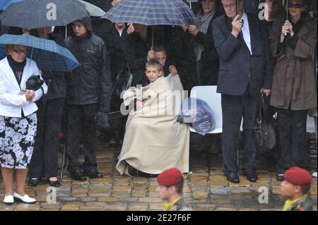Si prega di nascondere i volti dei bambini prima della pubblicazione membri delle famiglie di soldati raffigurati durante una cerimonia nazionale agli Invalides a Parigi, in Francia, il 19 luglio 2011, come la Francia rende omaggio ai sette soldati uccisi la scorsa settimana in Afghanistan. Foto di Thierry Orban/ABACAPRESS.COM Foto Stock