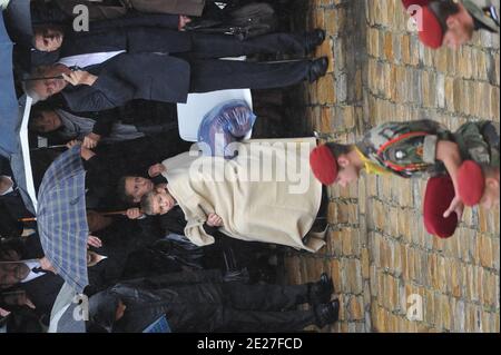 Si prega di nascondere i volti dei bambini prima della pubblicazione membri delle famiglie di soldati raffigurati durante una cerimonia nazionale agli Invalides a Parigi, in Francia, il 19 luglio 2011, come la Francia rende omaggio ai sette soldati uccisi la scorsa settimana in Afghanistan. Foto di Thierry Orban/ABACAPRESS.COM Foto Stock