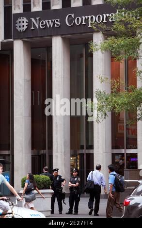 Esterno della torre dell'ufficio 'News Corp' Corporation presso 1211Avenue of the Americas a New York, NY il 20 luglio 2011. Foto di Charles Guerin/ABACAPRESS.COM Foto Stock