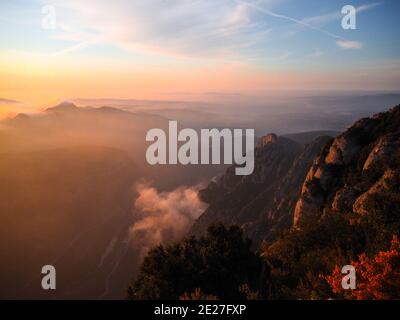 Una moodia e un'alba magica nella montagna di Montserrat Foto Stock