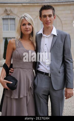 Pierre Rolland e sua moglie dopo il 98° le Tour De France al palazzo Elysee di Parigi, Francia, il 24 luglio 2011. Foto di Giancarlo Gorassini/ABACAPRESS.COM Foto Stock