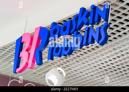 ROSTOV-ON-DON, RUSSIA - CIRCA NOVEMBRE 2019: Logo del ristorante Baskin-Robbins. Baskin-Robbins è una catena americana di gelati e torte negozio di specialità Foto Stock