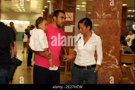 David Marty, sua moglie e sua figlia arrivarono all'aeroporto di Rivesaltes a Perpignan, in Francia, il 25 luglio 2011. France Rugby Team inizia la sua seconda formazione in quota nella zona di Saint-Laurent-de-Cerdans, parte della preparazione per la prossima Coppa del mondo 2011 in Nuova Zelanda. Foto di Michel Clementz/ABACAPRESS.COM Foto Stock