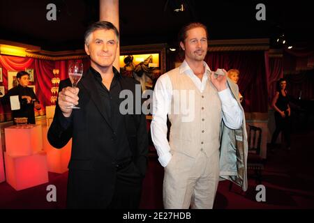 George Clooney e le cere di Brad Pitt sono esposte al musée Grevin di Parigi, Francia, il 26 luglio 2011. Foto di Nicolas Briquet/ABACAPRESS.COM Foto Stock