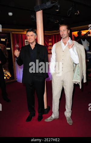 George Clooney e le cere di Brad Pitt sono esposte al musée Grevin di Parigi, Francia, il 26 luglio 2011. Foto di Nicolas Briquet/ABACAPRESS.COM Foto Stock