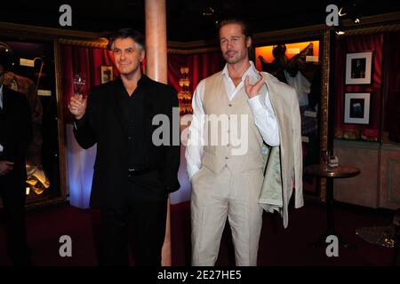 George Clooney e le cere di Brad Pitt sono esposte al musée Grevin di Parigi, Francia, il 26 luglio 2011. Foto di Nicolas Briquet/ABACAPRESS.COM Foto Stock