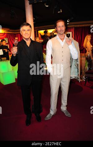 George Clooney e le cere di Brad Pitt sono esposte al musée Grevin di Parigi, Francia, il 26 luglio 2011. Foto di Nicolas Briquet/ABACAPRESS.COM Foto Stock